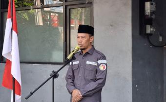 Priambodo, Kepala Sekretariat Bawaslu Kota Adm. Jakarta Barat memberikan Amanat pada Giat Apel Pagi (18/05)