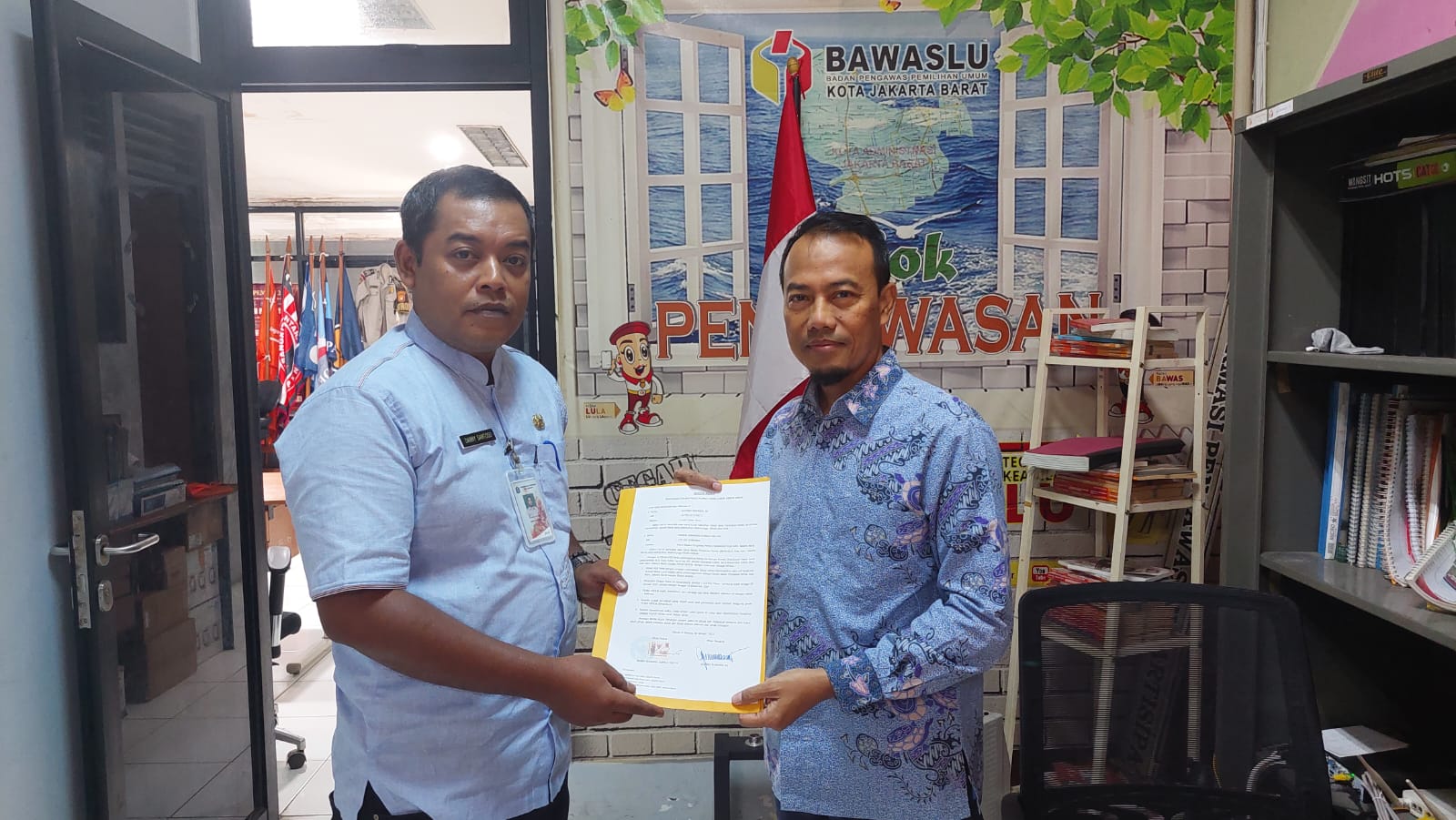 Priambodo selaku Kepala Sekretariat Bawaslu Kota Adm Jakarta Barat lakukan Serah Terima Rumah Dinas Lurah Kebon Jeruk dengan Pemda DKI Jakarta