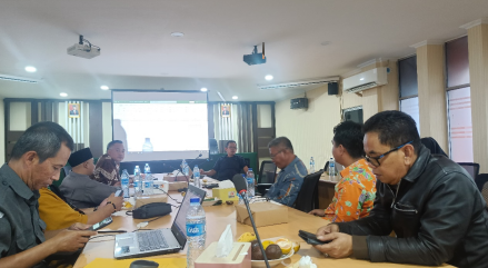Abdul Roup selaku Koordinator Divisi Pencegahan, Parmas, dan Humas terlihat sedang mengikuti rapat