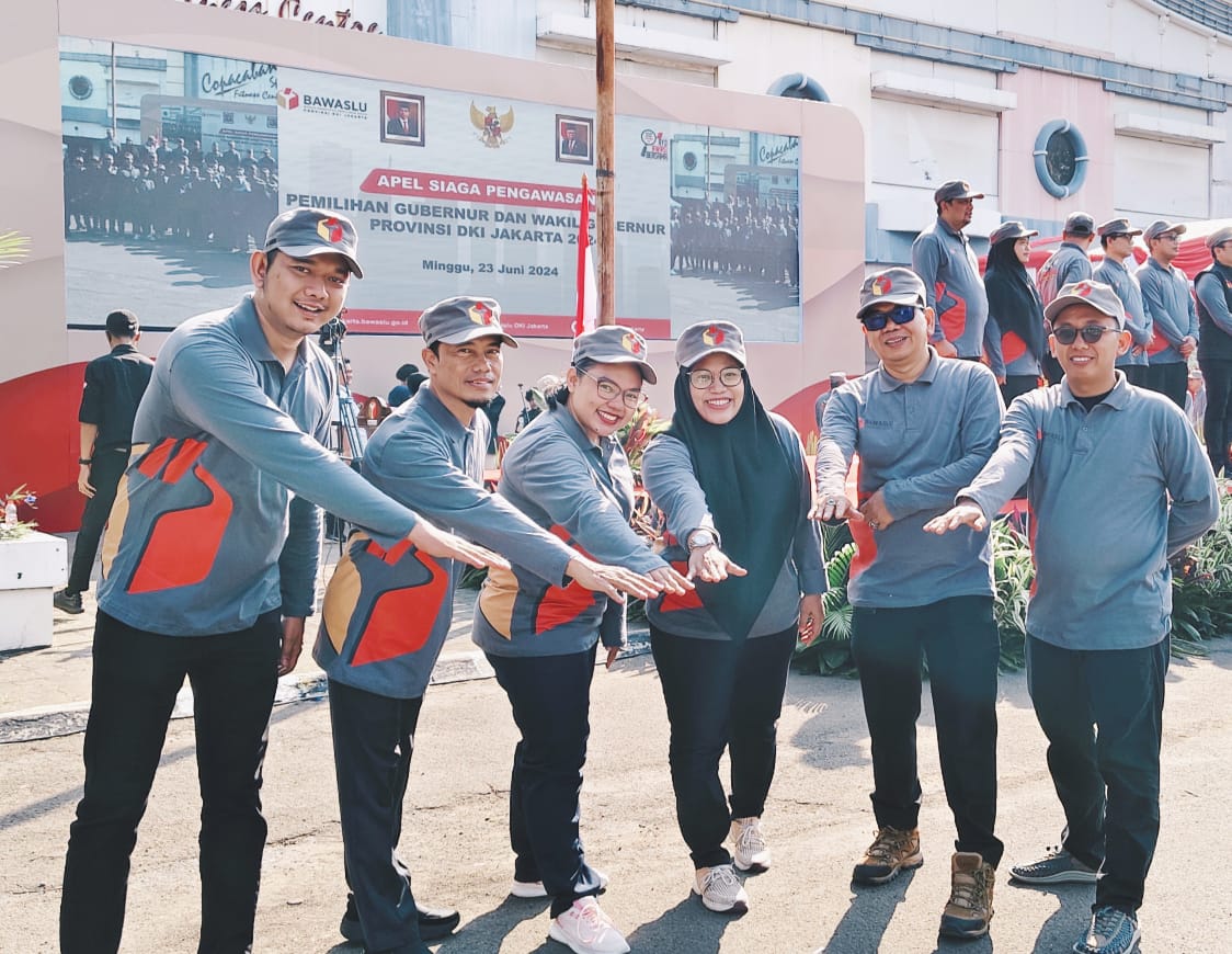 Foto Bersama Ketua dan Anggota Bawaslu Jakarta Barat beserta Kepala Sekretariat