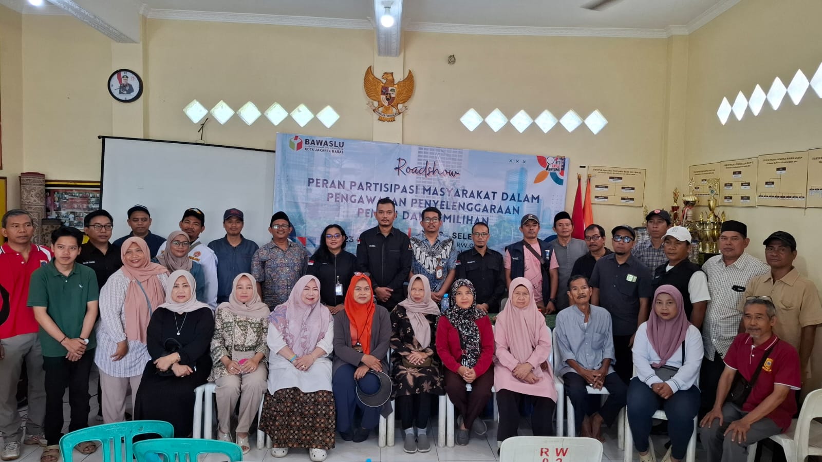 Foto Bersama Giat Roadshow (23/10) di Sekretariat RW.02 Kelurahan Kelapa Dua, Jakarta Barat