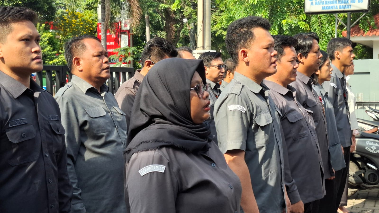 Staf Teknis Bawaslu Kota Adm. Jakarta Barat mengikuti Giat Apel Pagi, Senin (27/10) di Halaman Kantor Sekretariat Bawaslu Kota Jakarta Barat