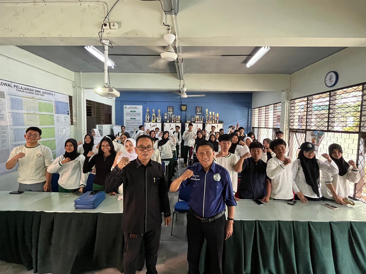 BAWASLU JAKARTA BARAT PERKUAT KESADARAN POLITIK GEN Z MELALUI SKOLASTIK DI SMK JAKARTA 1 KALIDERES