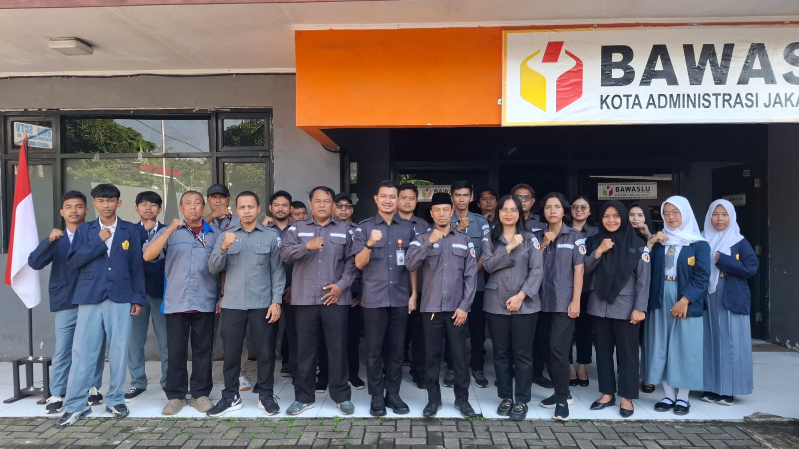 Dokumentasi berupa Foto Bersama setelah Giat Apel Pagi Rutin (13/04) seluruh jajaran Bawaslu Kota Administrasi Jakarta Barat