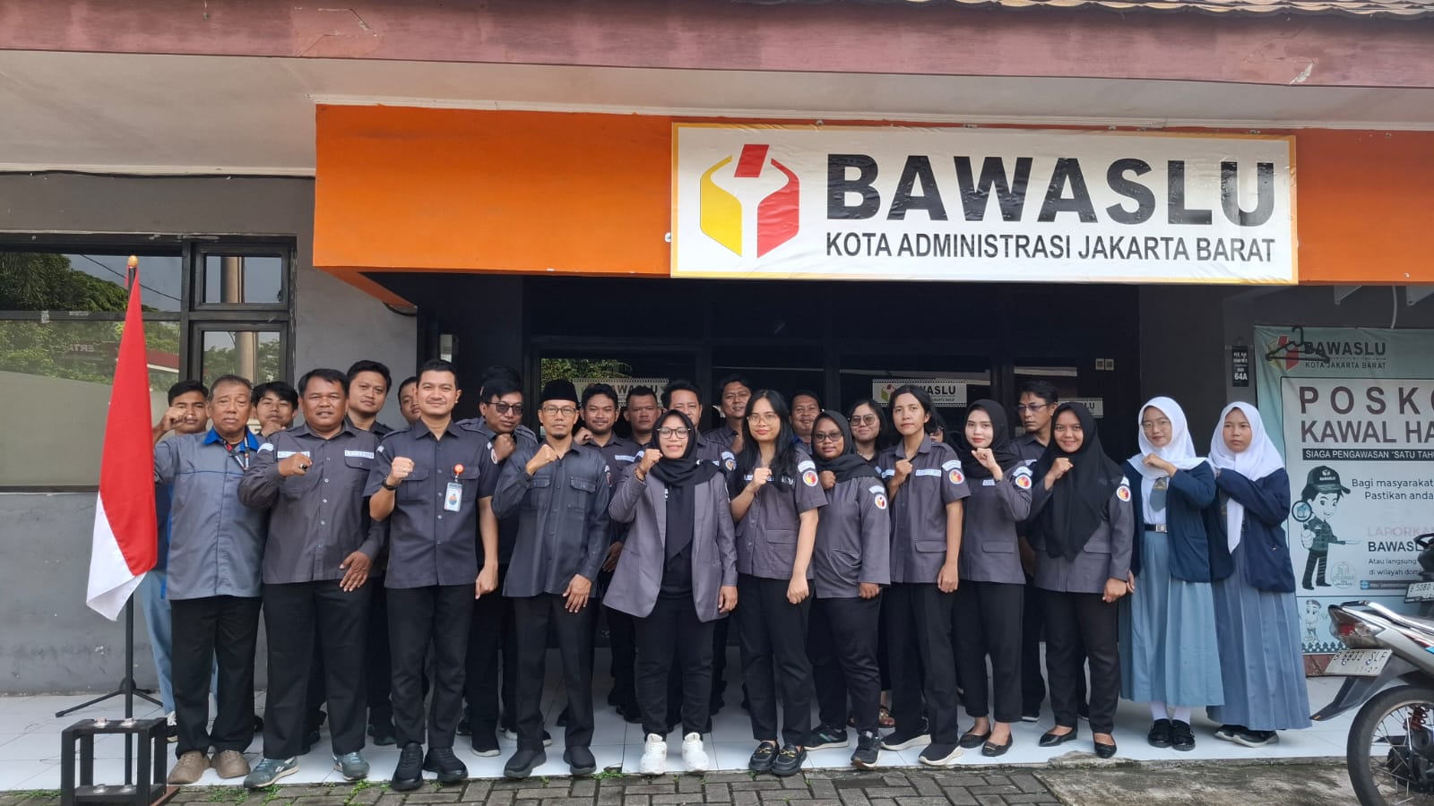 Dokumentasi berupa foto bersama pada giat apel pagi rutin (20/04) di Halaman Kantor Sekretariat Bawaslu Kota Jakarta Barat