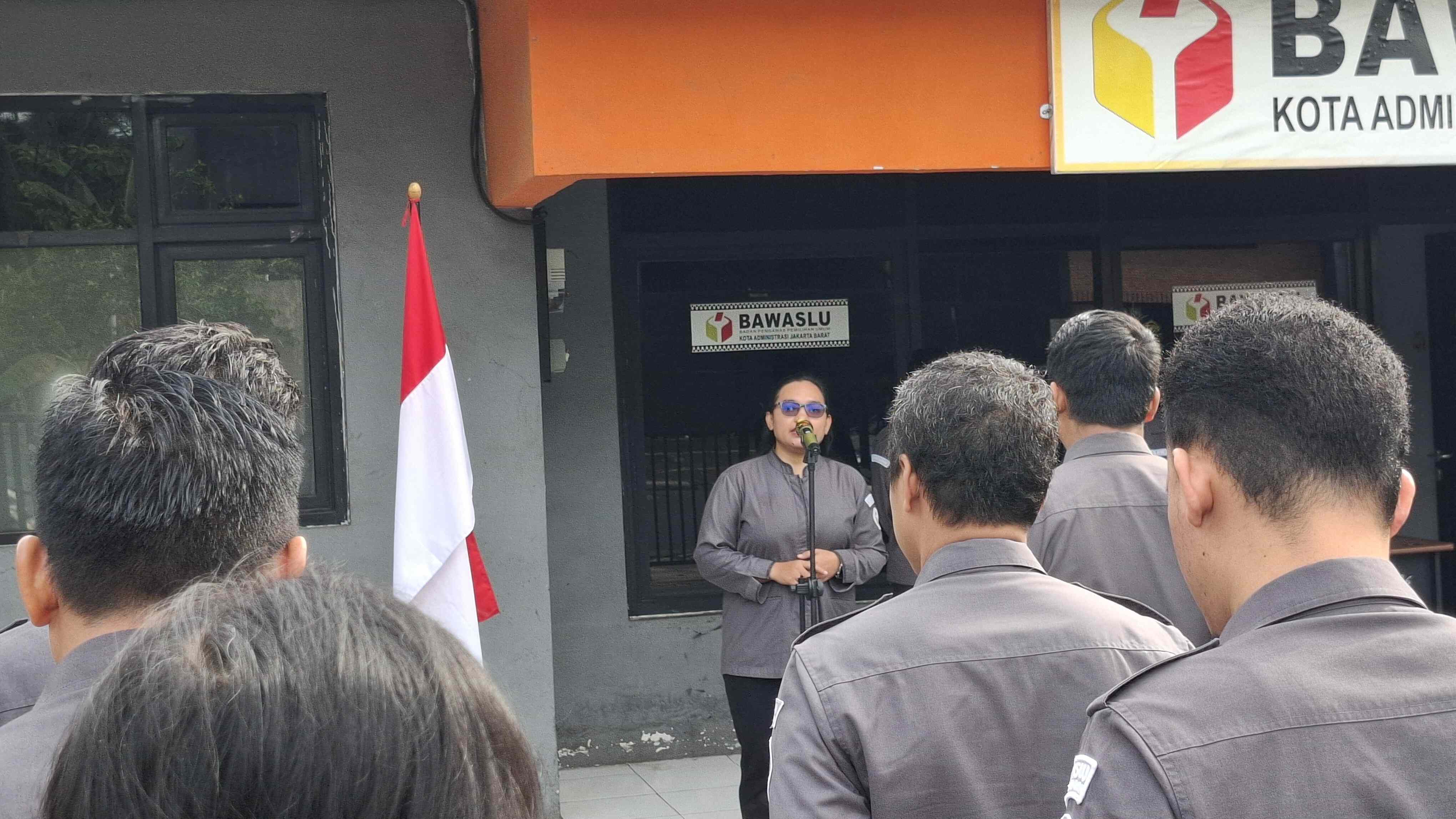 Anggota Bawaslu Kota Jakarta Barat, Anta Ovia Bancin memberikan Arahan pada Giat Apel Pagi Rutin (25/05)