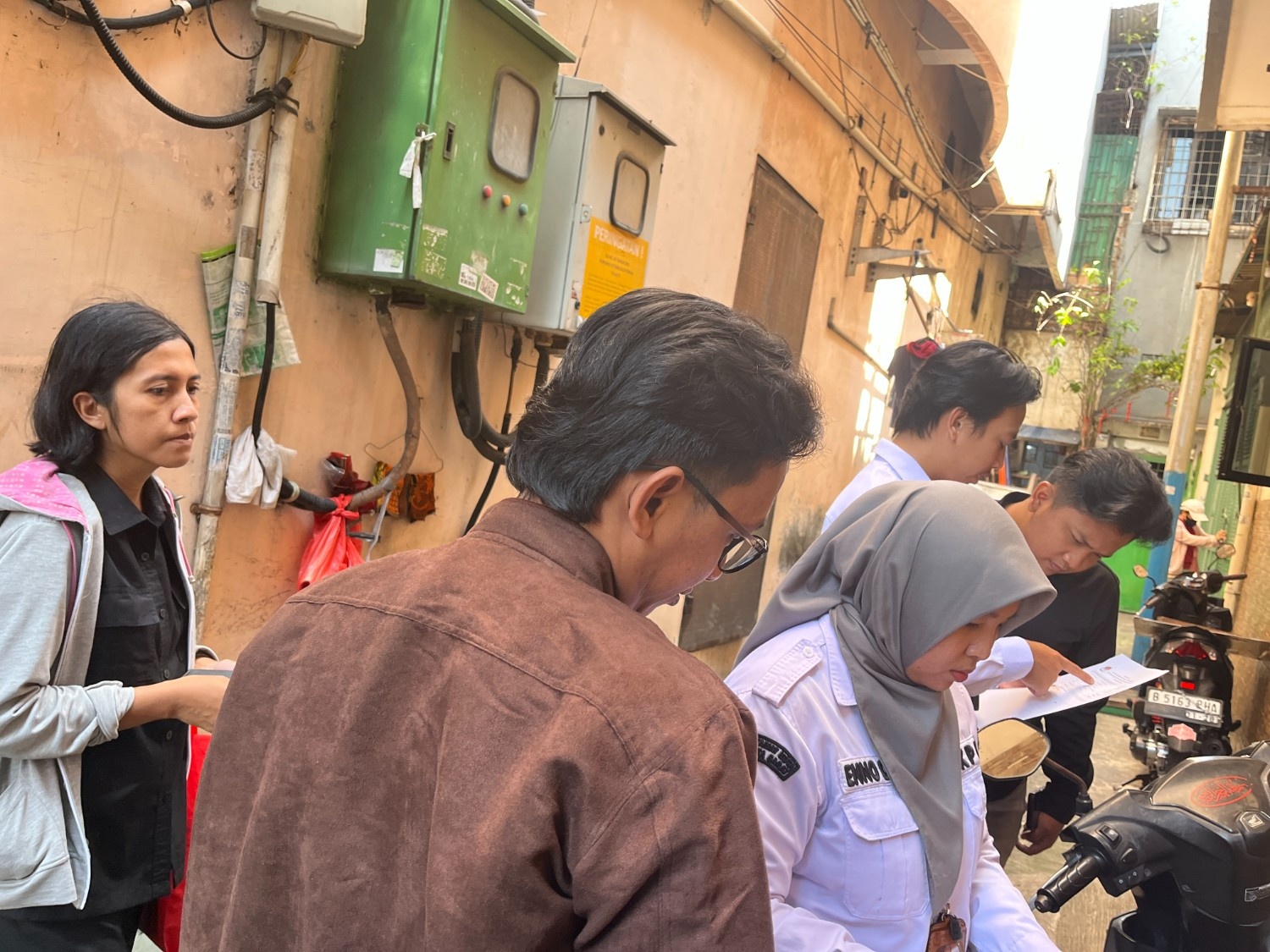 Anggota Bawaslu Kota Jakarta Barat mendampingi petugas KPU saat melakukan verifikasi langsung data pemilih kepada warga