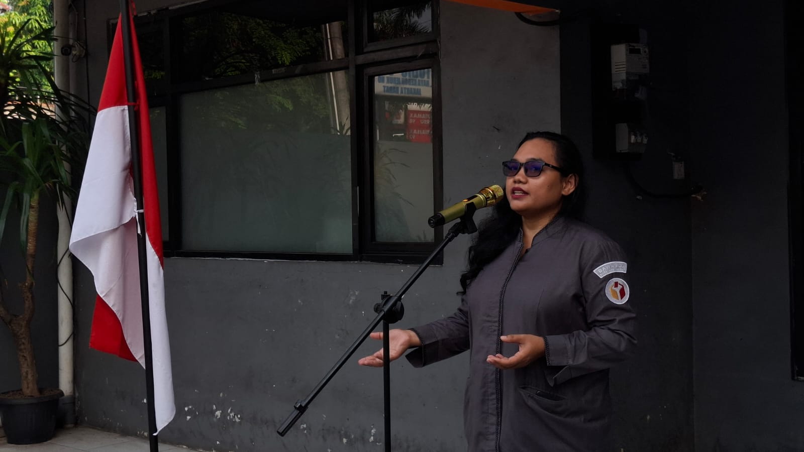 Anta Ovia Bancin (Anggota Bawaslu Kota Jakarta Barat) memimpin Apel Pagi (11/05) di Halaman Kantor Sekretariat Bawaslu Kota Jakarta Barat