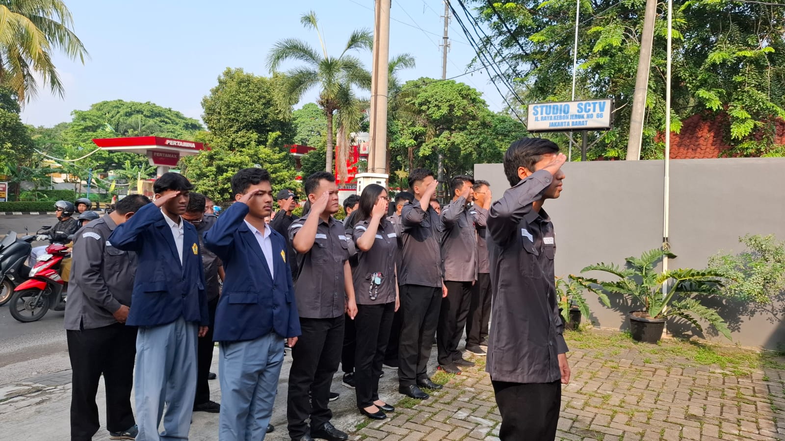 Foto Giat Apel Pagi (11/05) di Halaman Kantor Sekretariat Bawaslu Kota Jakarta Barat