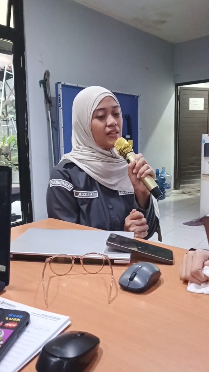Lulu Azizah (Staf Bawaslu Kota Jakarta Barat) menyampaikan pertanyaan terkait pada Giat Ngopi Bawaslu (12/05)