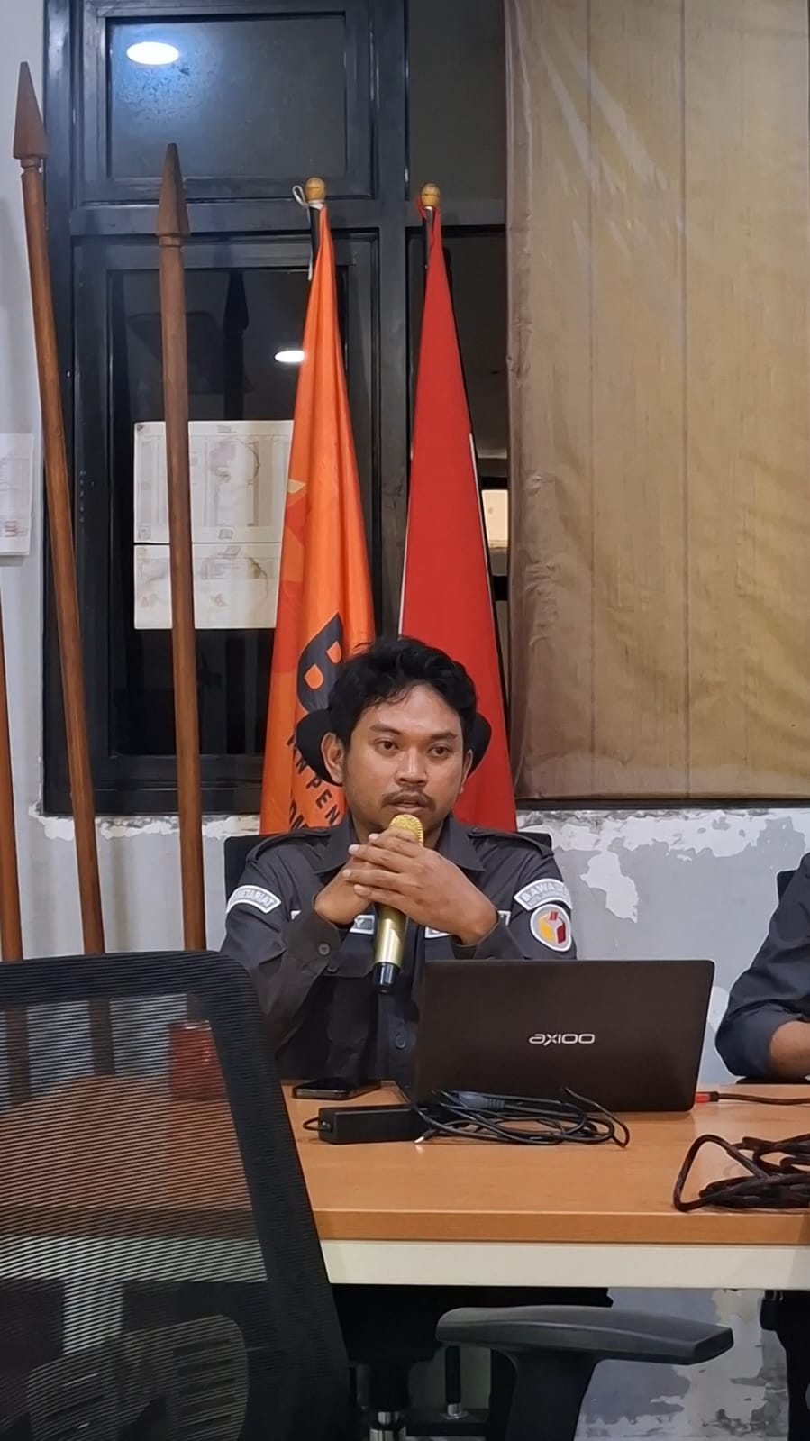 Fatra YP selaku moderator bertanya mengenai hal terkait pada giat Ngopi Bawaslu (12/05)