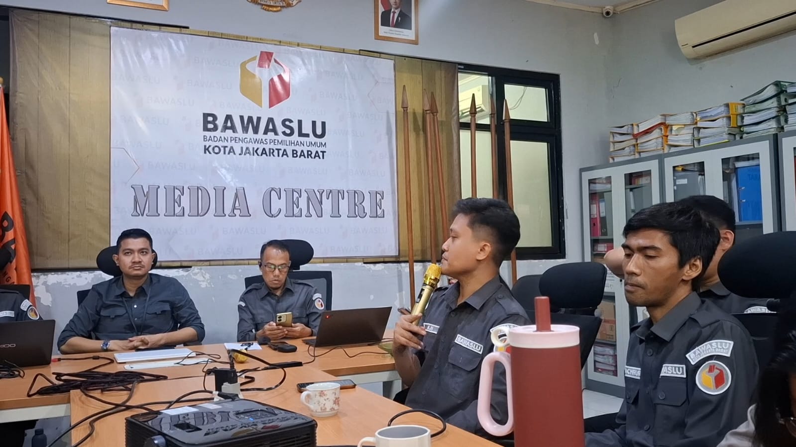 Ginanjar Pangestu Aji bertanya pertanyaan terkait pada giat Ngopi Bawaslu (12/05)