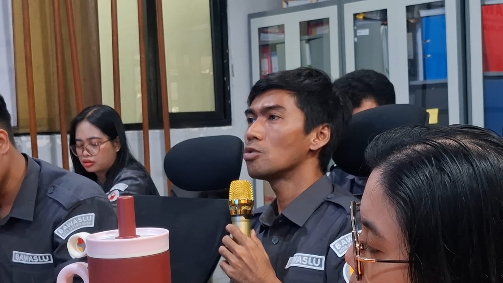 Fachrur Rozi bertanya mengenai pertanyaan terkait pada giat Ngopi Bawaslu (12/05)