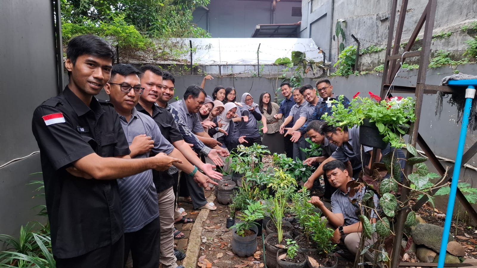 Dokumentasi Foto Bersama (12/05) Giat Menanam Pohon di Taman Belakang Bawaslu Kota Jakarta Barat
