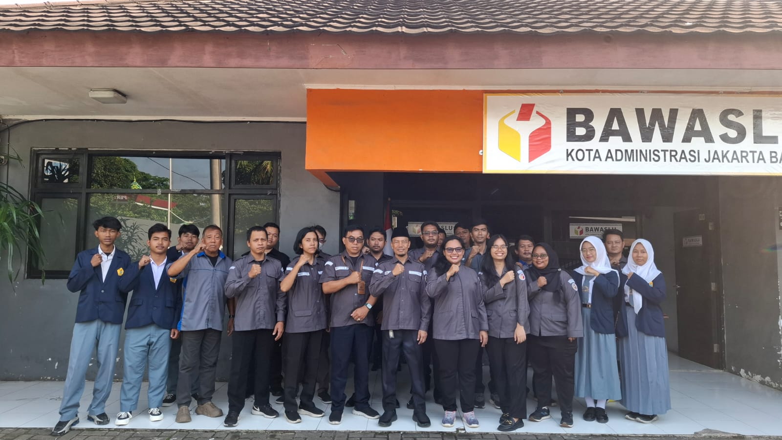 Dokumentasi berupa Foto Bersama setelah Apel Pagi dilaksanakan (18/05)