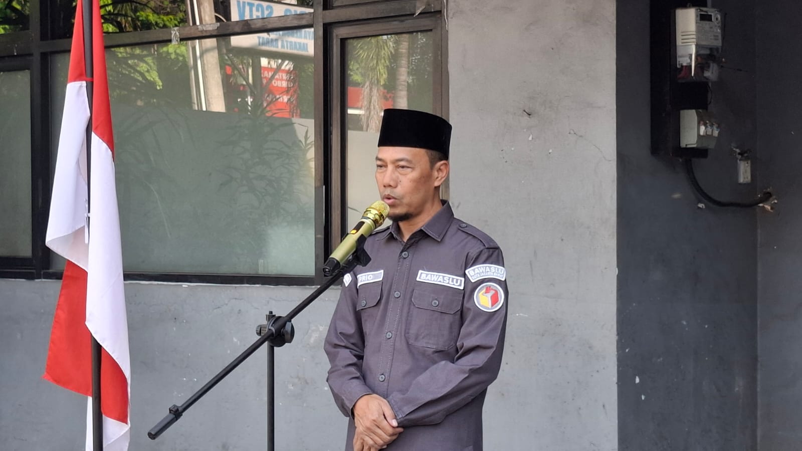 Priambodo, Kepala Sekretariat Bawaslu Kota Adm. Jakarta Barat memberikan Amanat pada Giat Apel Pagi (18/05)