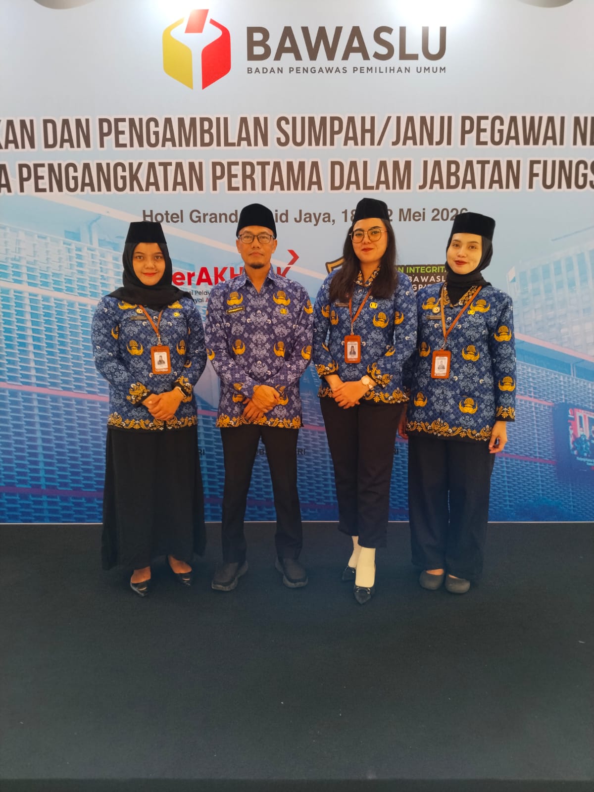 Dokumentasi Foto Bersama PNS Terlantik bersama Kepala Sekretariat Bawaslu Kota Jakarta Barat (19/05)