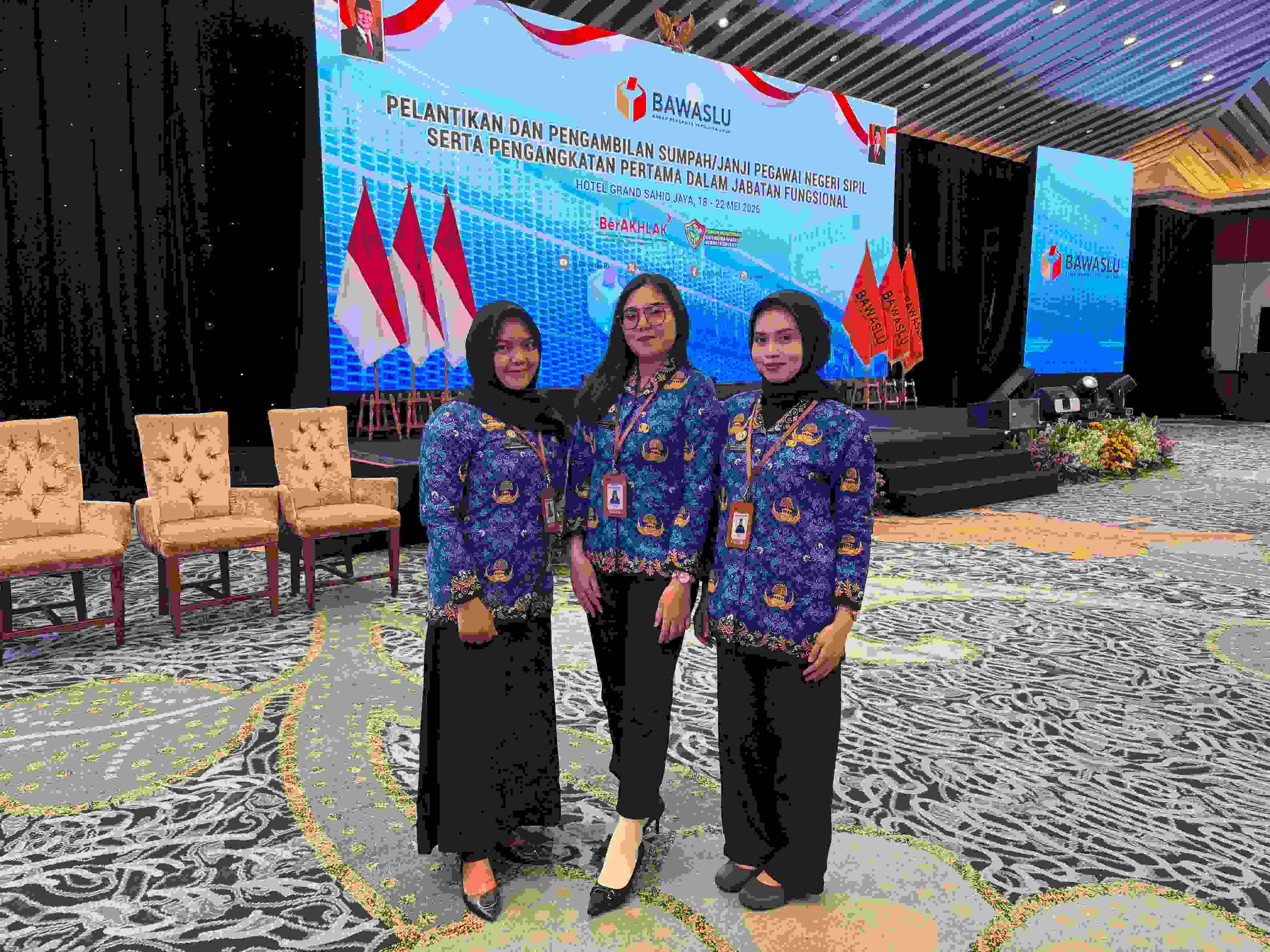 Dokumentasi Foto Bersama Tiga Srikandi Bawaslu Kota Jakarta Barat Terlantik (19/05)