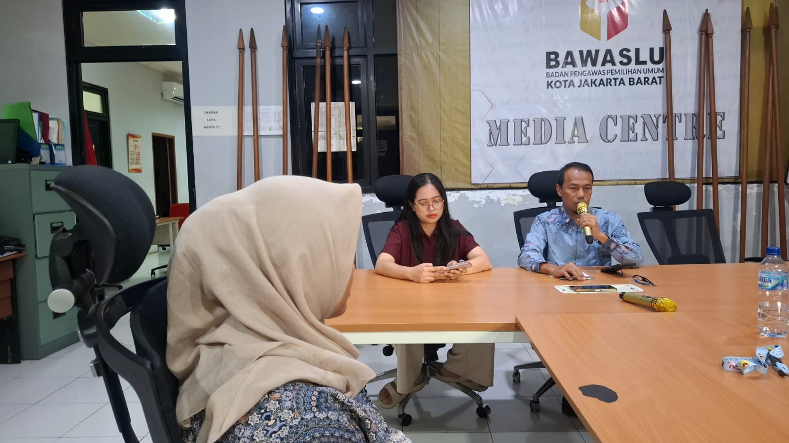 Suasana Rapat Dalam Kantor (02/01)