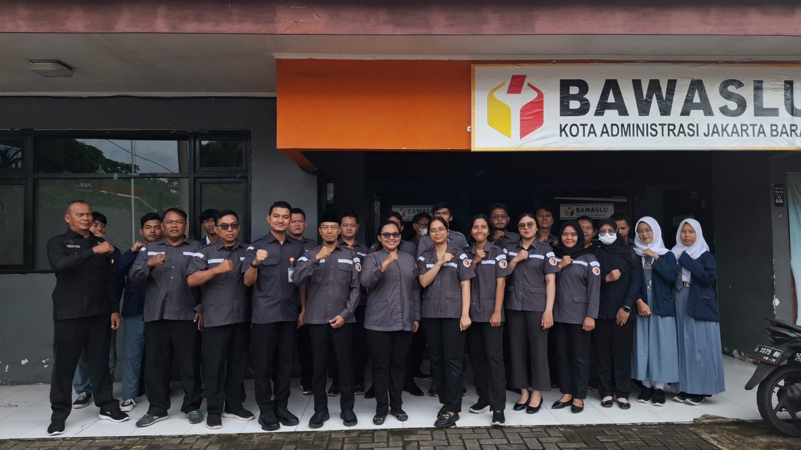 Dokumentasi Foto Bersama pada Giat Apel Rutin (25/05) di Halaman Kantor Sekretariat Bawaslu Kota Jakarta Barat
