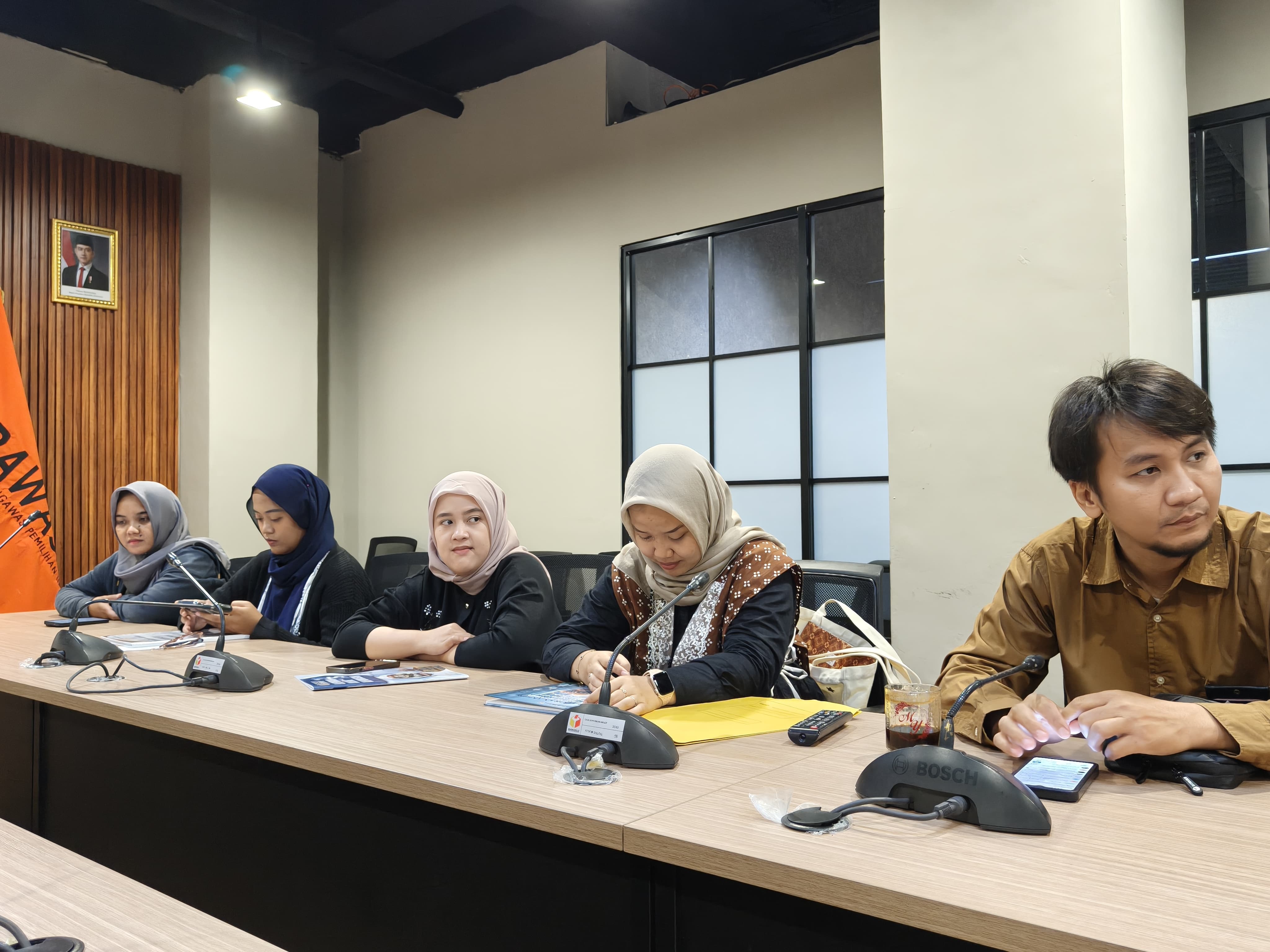 dari kiri ke kanan (Perwakilan Bawaslu Jakarta Barat; Derinah dan Lulu, Perwakilan Bawaslu Jakarta Utara; Alvi, Perwakilan Bawaslu Jakarta Timur; Mega, dan Perwakilan Bawaslu Jakarta Pusat; Jimmi)