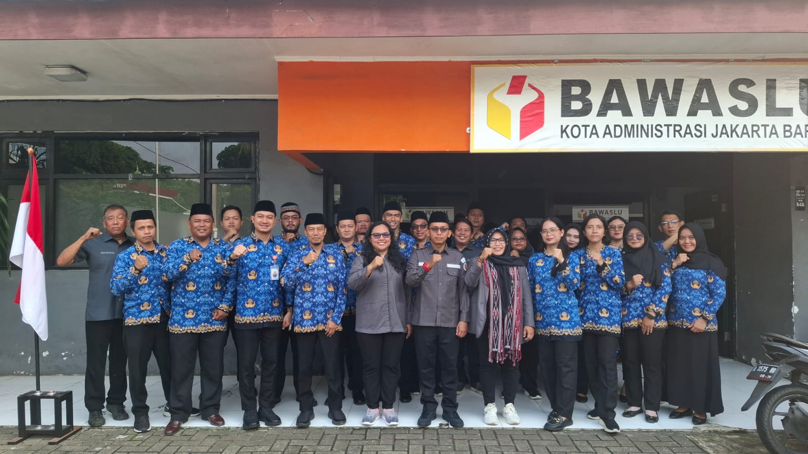 Dokumentasi Foto Bersama Upacara Peringatan Hari Lahir Pancasila (01/06) di Halaman Depan Kantor Sekretariat Bawaslu Kota Adm. Jakarta Barat