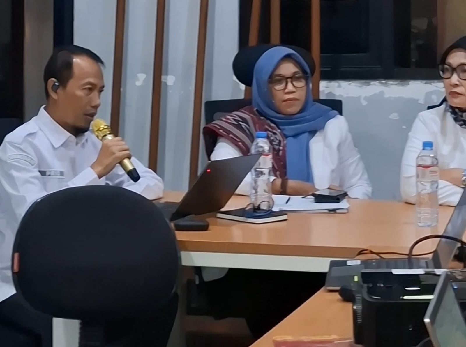 Priambodo (Kepala Sekretariat Bawaslu Kota Jakarta Barat) Menyampaikan mengenai data SDM Pegawai di Bawaslu Jakarta Barat (17/06)