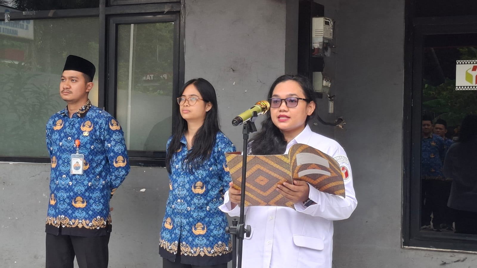 Anta Ovia Bancin, Anggota Bawaslu Kota Jakarta Barat Pengampu Divisi Hukum dan Penyelesaian Sengketa menyampaikan Sambutan Meutya Hafid (Menteri Komdigi RI) pada Upacara Peringatan Hari Kebangkitan Nasional (20/05)