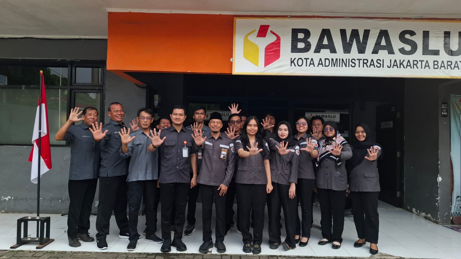Seluruh Jajaran Bawaslu Kota Jakarta Barat berpose "Jakarta Menuju Lima Abad" (22/06)