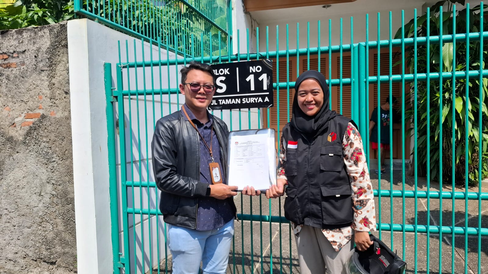 ki-ka; Reza Fajrin (Anggota KPU Kota Adm. Jakarta Barat) bersama Lulu Azizah (Staf Bawaslu Kota Jakarta Barat) bersama melakukan kegiatan Coktas di Kecamatan Kebon Jeruk (21/05)
