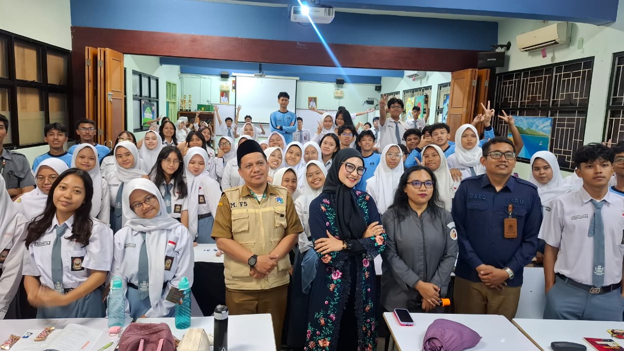 Dokumentasi Foto Bersama pada Giat Konsolidasi Demokrasi "DemokraChat" (26/05) di SMAN 65 Jakarta
