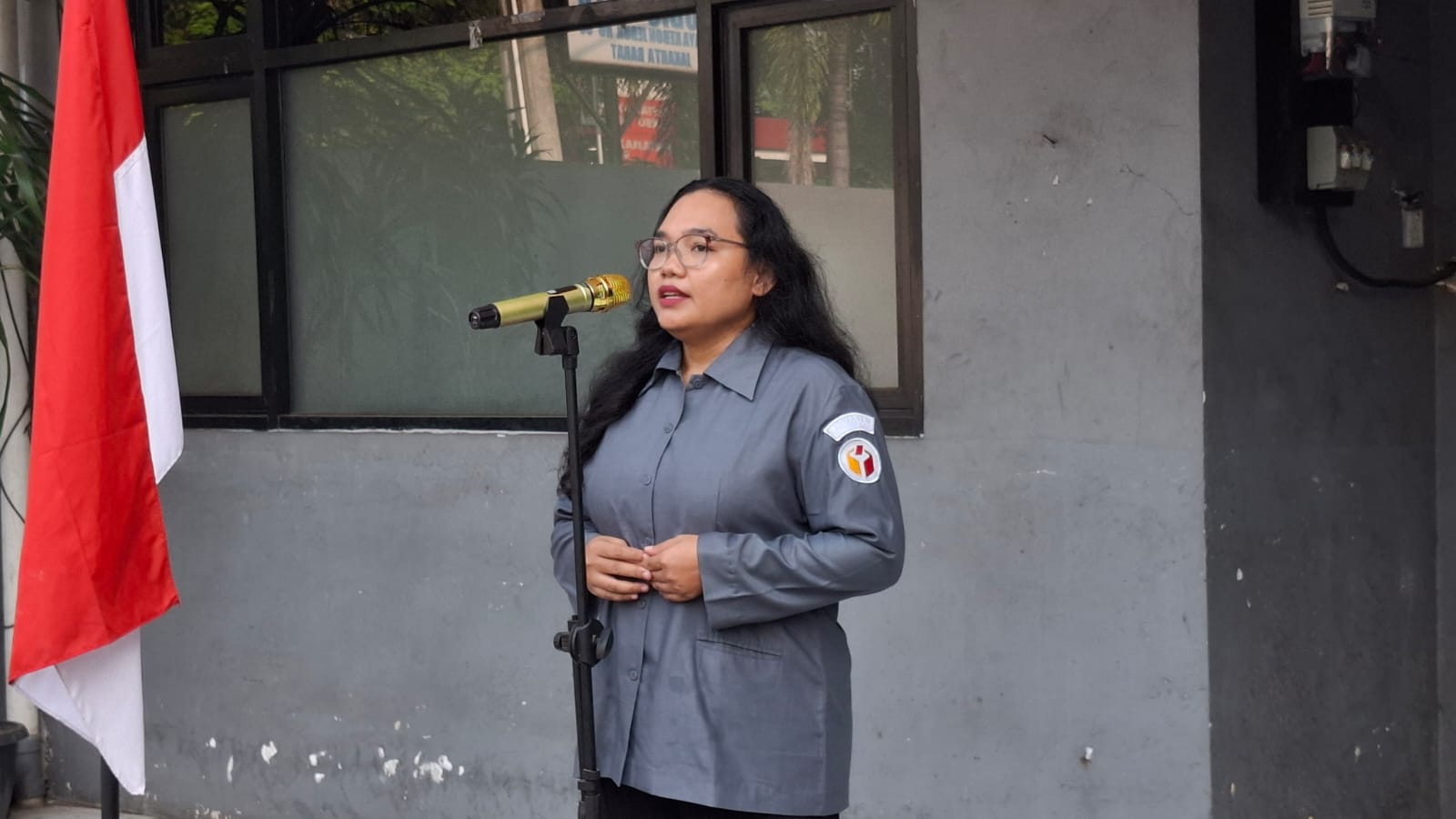 Anta Ovia Bancin selaku Anggota Bawaslu Kota Jakarta Barat pengampu divisi Hukum dan Penyelesaian Sengketa menyampaikan mengenai integritas pada Giat Apel Pagi (29/06)