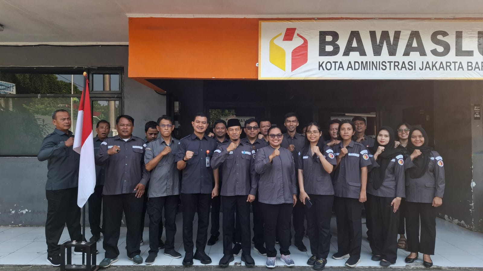 Dokumentasi Foto Bersama Giat Apel Pagi Rutin (08/06) di Bawaslu Kota Jakarta Barat