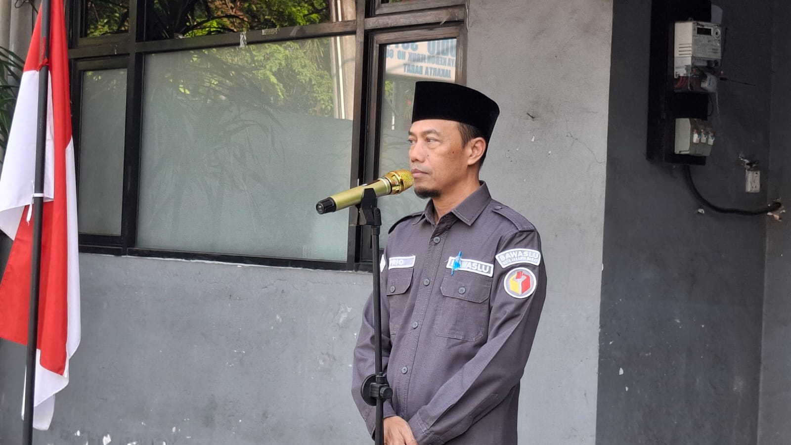 Priambodo selaku Kepala Sekretariat Bawaslu Kota Jakarta Barat menyampaikan arahan pada Apel Pagi Rutin (08/06)