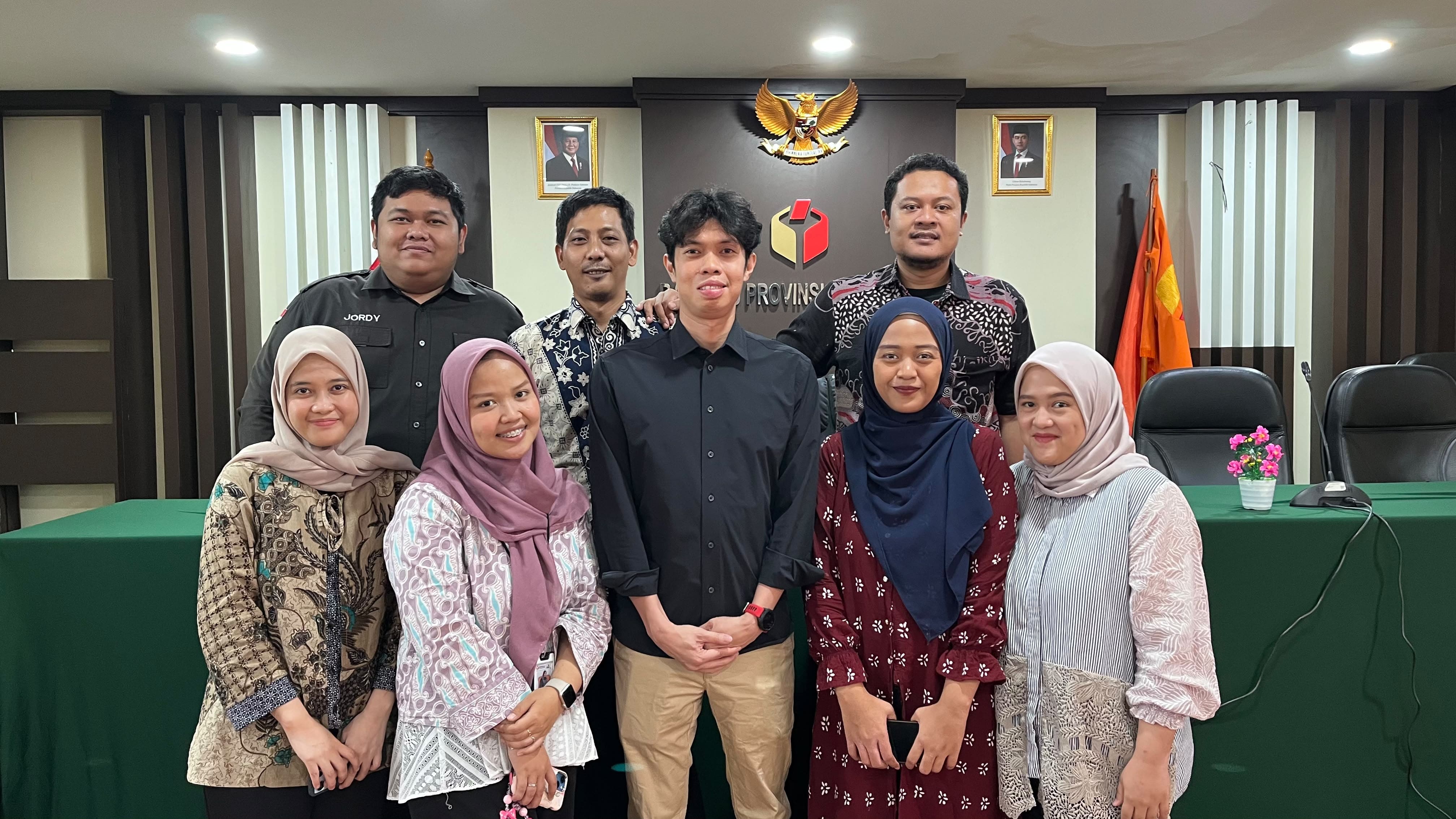 Kegiatan Dokumentasi Foto Bersama seluruh Staf Humas Bawaslu Kab/Kota se-Provinsi DKI Jakarta bersama Narasumber Nofiar Dwi Masandy Putra (16/07)