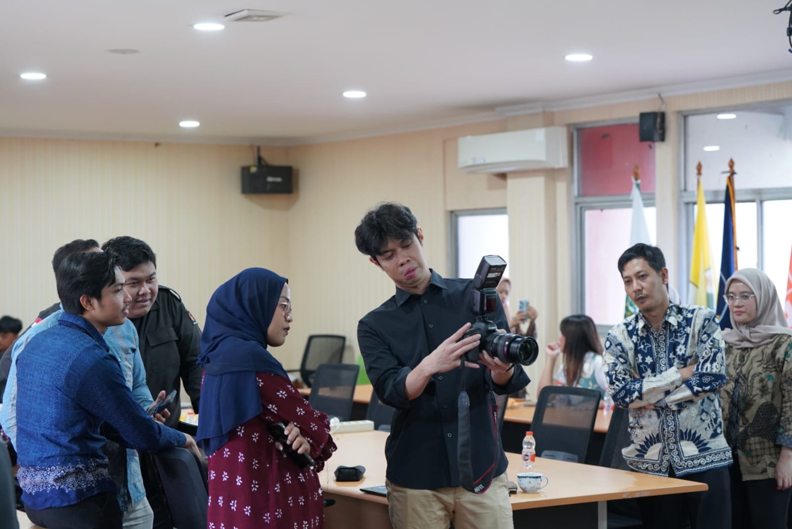 dalam foto: Lulu Azizah (Staf Humas Bawaslu Kota Jakarta Barat) dan Nofiar Dwi Massandy Putra (Narasumber dari Bawaslu RI) sedang berkoordinasi dan menjawab pertanyaan terkait mengenai etika fotografi (16/07)