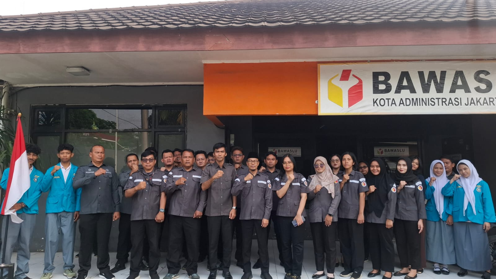 Foto Bersama pada Giat Apel Pagi Rutin di Lingkungan Bawaslu Kota Adm. Jakarta Barat (20/07)