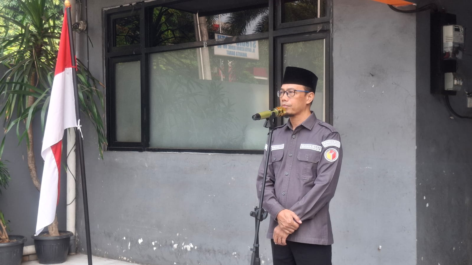 Priambodo, Kepala Sekretariat Bawaslu Kota Adm. Jakarta Barat menyampaikan amanat pada Giat Apel Pagi Rutin (20/07)