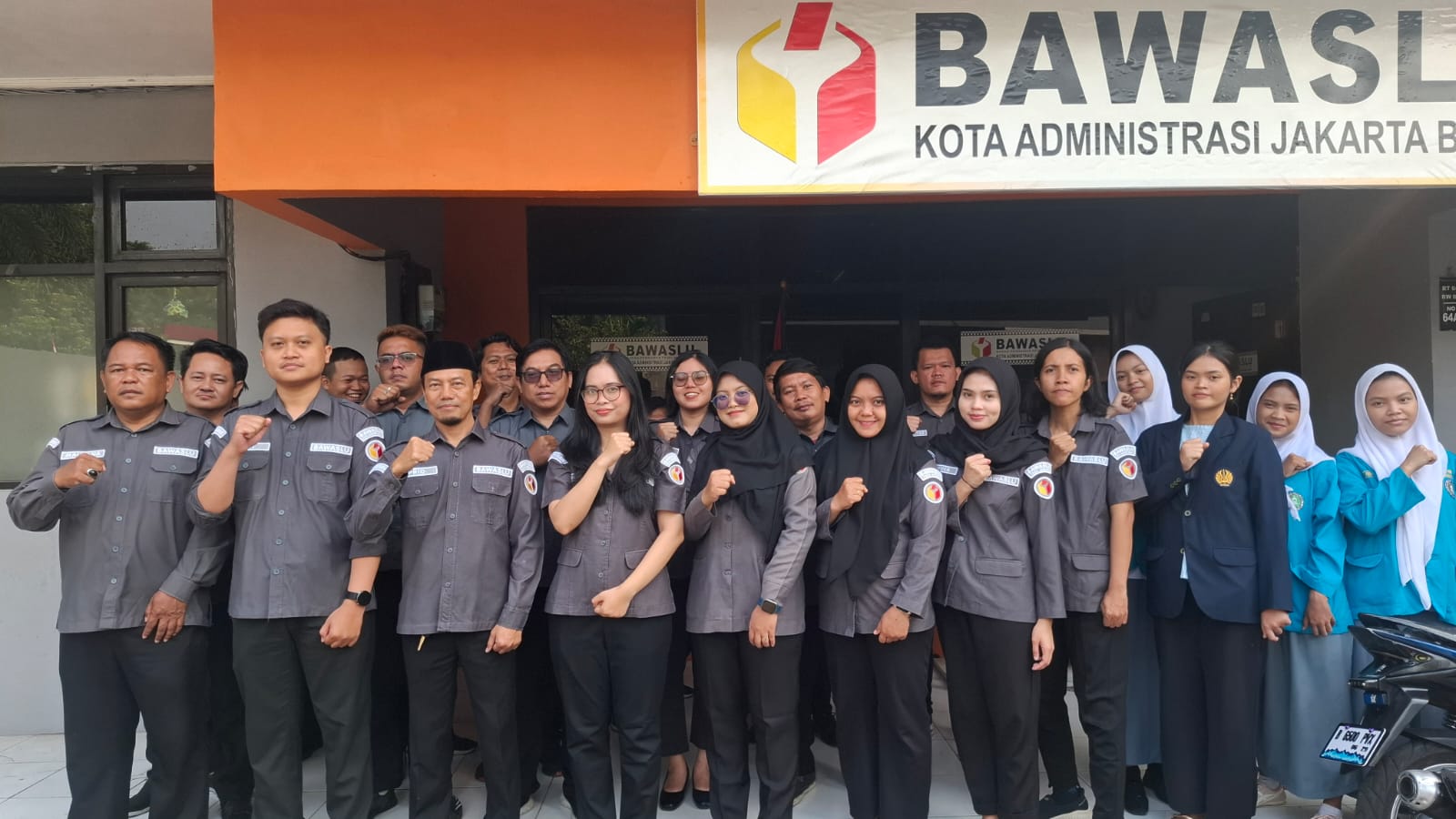 Dokumentasi berupa foto bersama seluruh jajaran Bawaslu Kota Adm. Jakarta Barat pada giat apel pagi rutin (10/08)