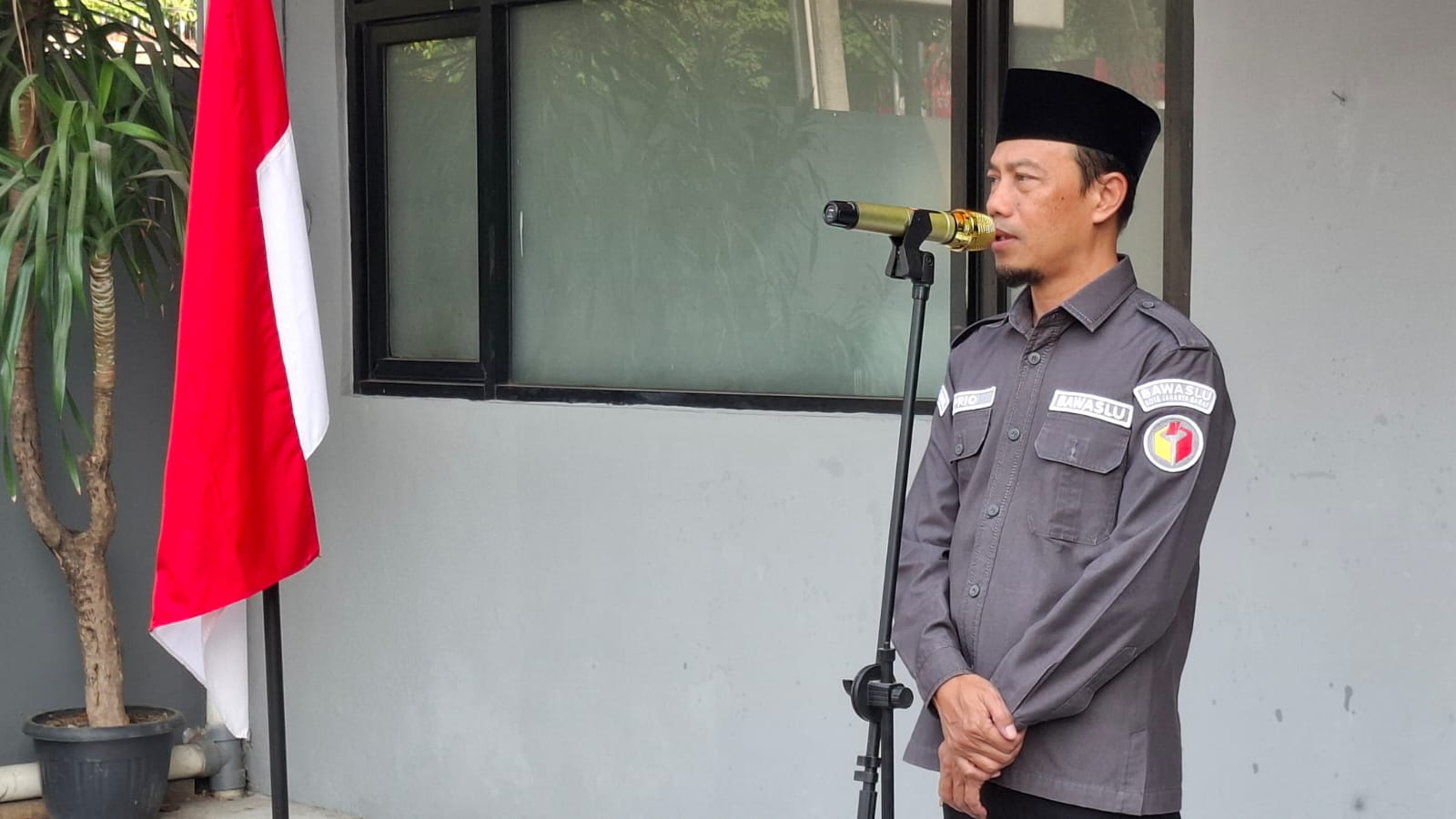 Priambodo (Kepala Sekretariat Bawaslu Kota Adm. Jakarta Barat) menyampaikan kerja-kerja strategis Bawaslu Kota Jakarta Barat pada Giat Apel Pagi Rutin (10/08)