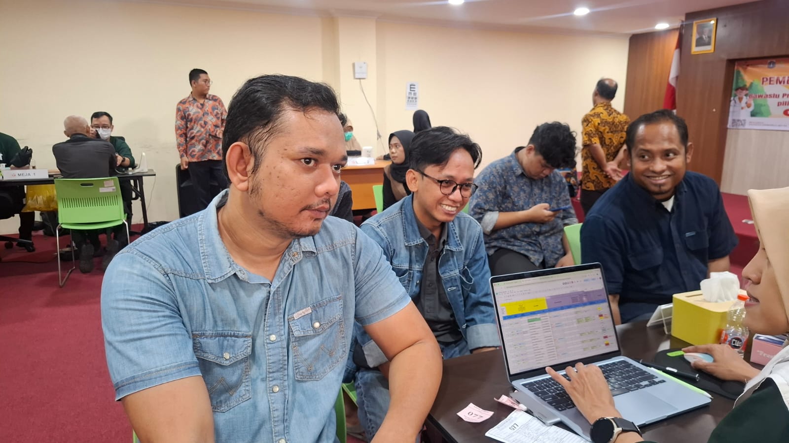 ki-ka: Wanda Gunawan Humala Daulay (Ketua Bawaslu Jakarta Barat), Akhi Riannoko (Anggota Bawaslu Jakarta), dan Johan Bahdi (Ketua Bawaslu Jakarta Utara) mengikuti Kegiatan Pemeriksaan Kesehatan Gratis (15/10) di Bawaslu Provinsi DKI Jakarta