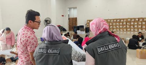 Proses Pengecekan Pelipatan Kertas Suara