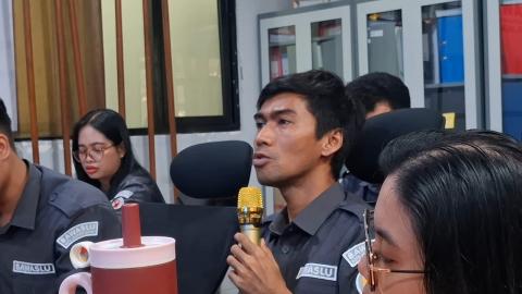 Fachrur Rozi bertanya mengenai pertanyaan terkait pada giat Ngopi Bawaslu (12/05)