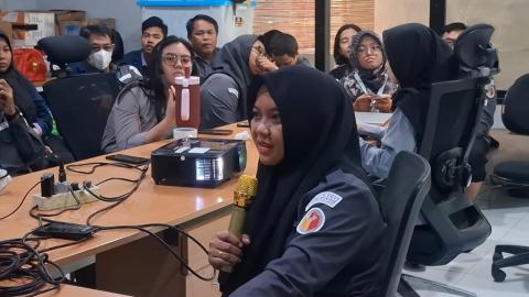 Derinah bertanya mengenai pertanyaan terkait pada giat Ngopi Bawaslu (12/05)