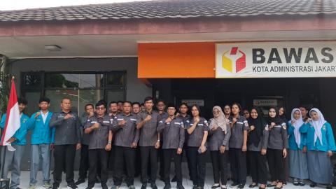 Foto Bersama pada Giat Apel Pagi Rutin di Lingkungan Bawaslu Kota Adm. Jakarta Barat (20/07)