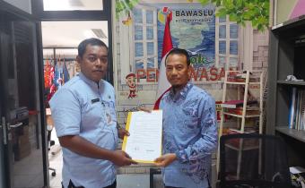 Priambodo selaku Kepala Sekretariat Bawaslu Kota Adm Jakarta Barat lakukan Serah Terima Rumah Dinas Lurah Kebon Jeruk dengan Pemda DKI Jakarta