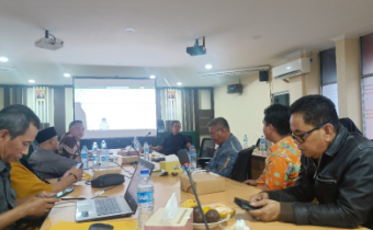 Abdul Roup selaku Koordinator Divisi Pencegahan, Parmas, dan Humas terlihat sedang mengikuti rapat