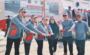 Foto Bersama Ketua dan Anggota Bawaslu Jakarta Barat beserta Kepala Sekretariat
