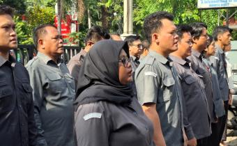 Staf Teknis Bawaslu Kota Adm. Jakarta Barat mengikuti Giat Apel Pagi, Senin (27/10) di Halaman Kantor Sekretariat Bawaslu Kota Jakarta Barat
