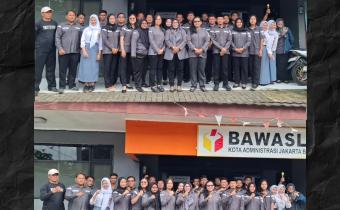 Foto Bersama Seluruh Staf dan Pimpinan Bawaslu Kota Jakarta Barat pada Giat Apel Pagi Rutin (19/01)